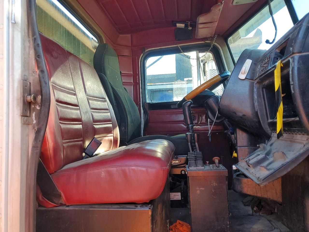 2002 Peterbilt 357 Roll-off Container Truck