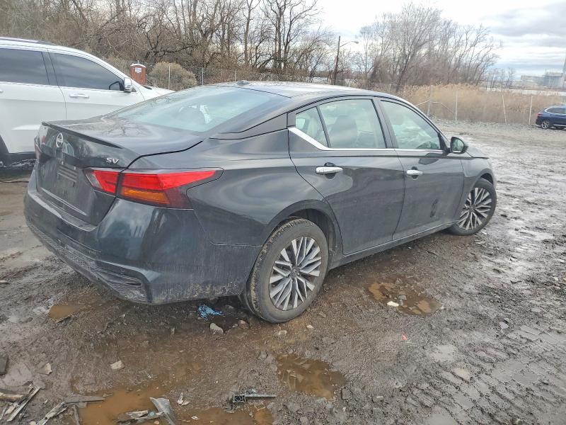 2023 Niss Altima sv