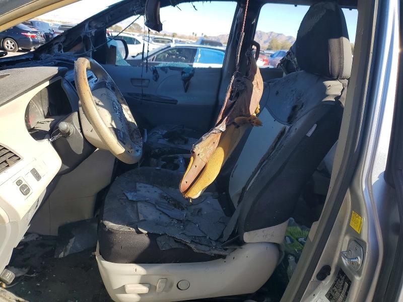 2011 Toyota Sienna le