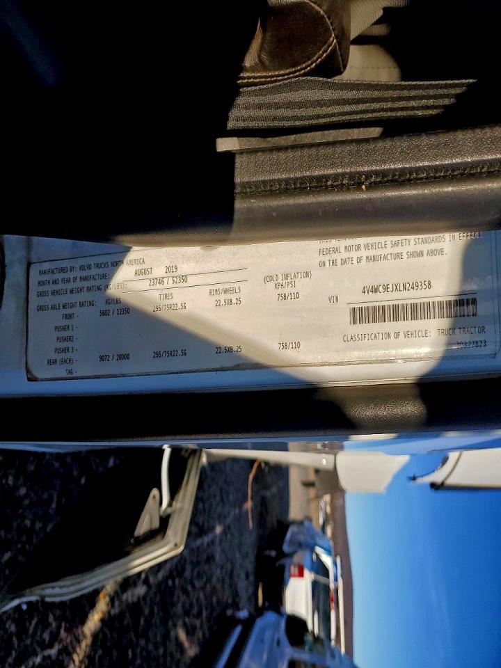 2020 Volvo VNR Semi Truck