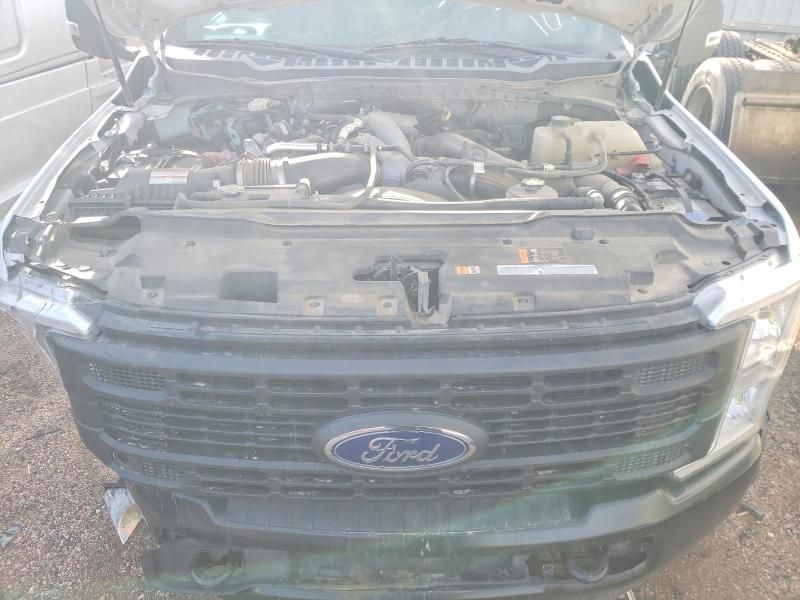 2023 Ford F550 Super Duty Flatbed Truck