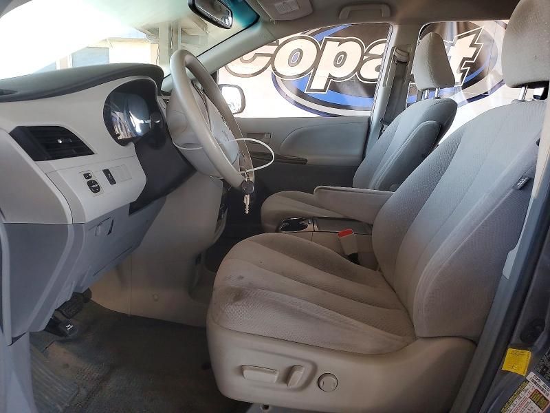 2013 Toyota Sienna xle 8-passenger