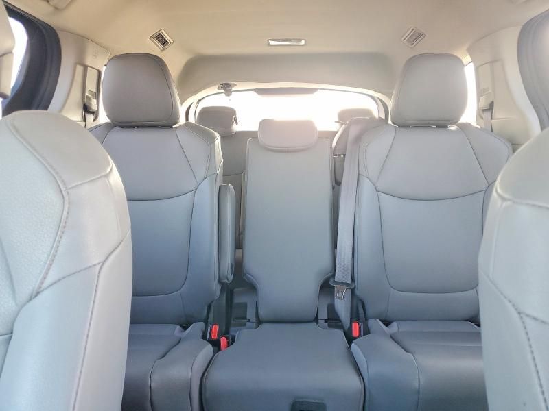 2023 Toyota Sienna xle