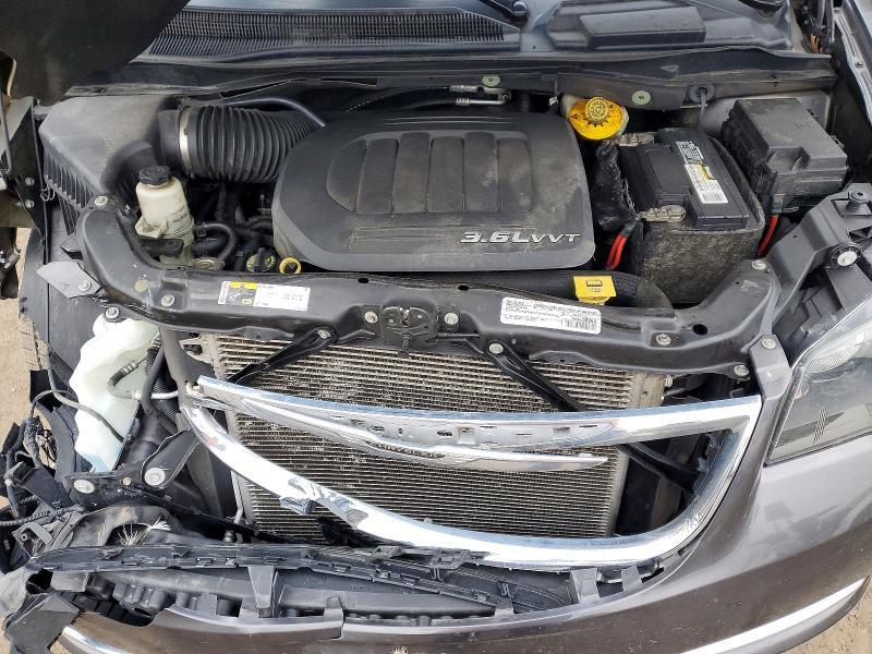 2016 Chrysler Town & Country s