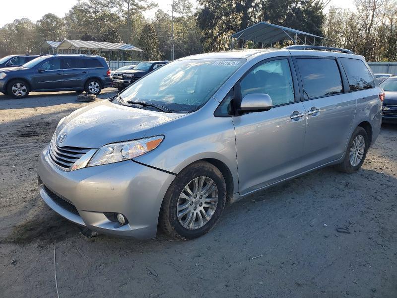 2016 Toyota Sienna xle 8-passenger