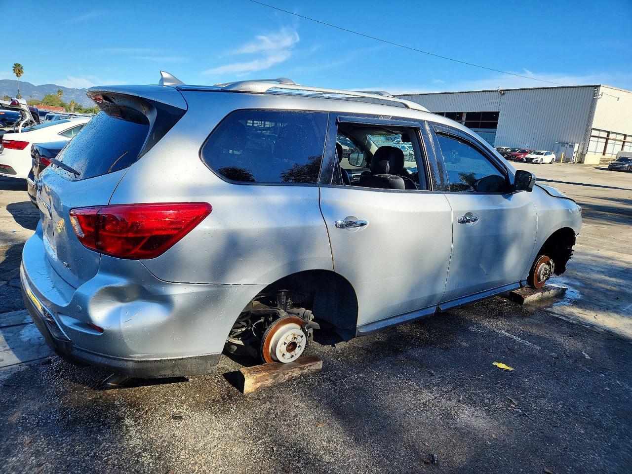 2017 Nissan Pathfinder sl