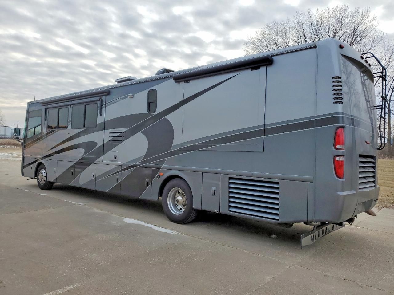 2005 Mand 2005 Freightliner Chassis X Line Motor Home