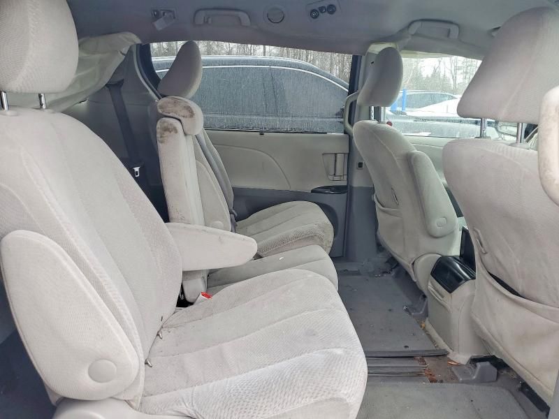 2011 Toyota Sienna le