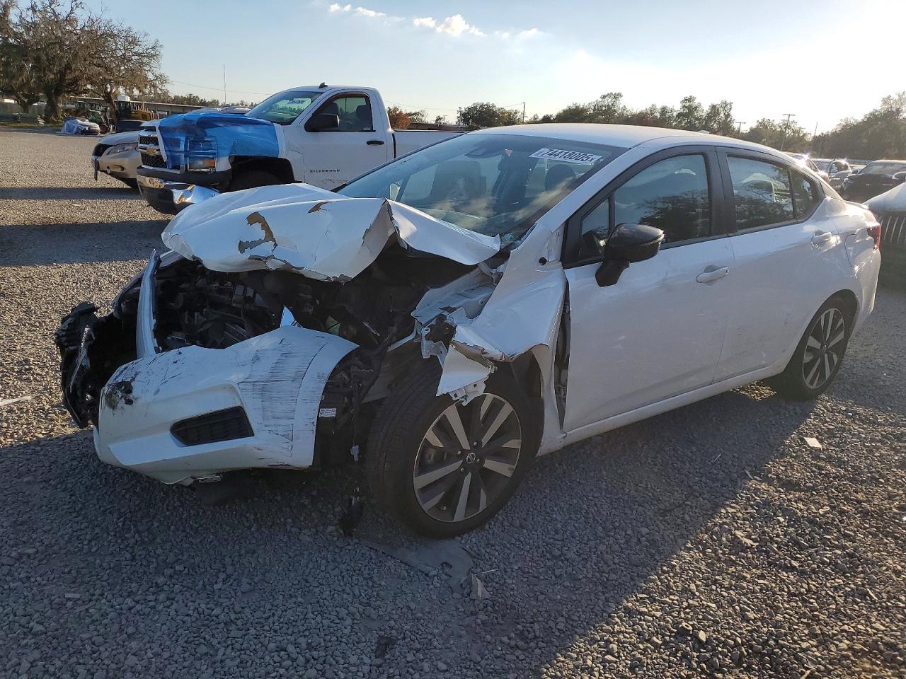 2022 Nissan Versa sr