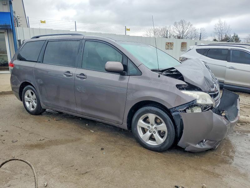 2013 Toyota Sienna le 8-passenger