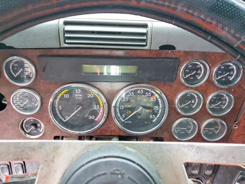 2006 Freightliner Convention Semi Truck