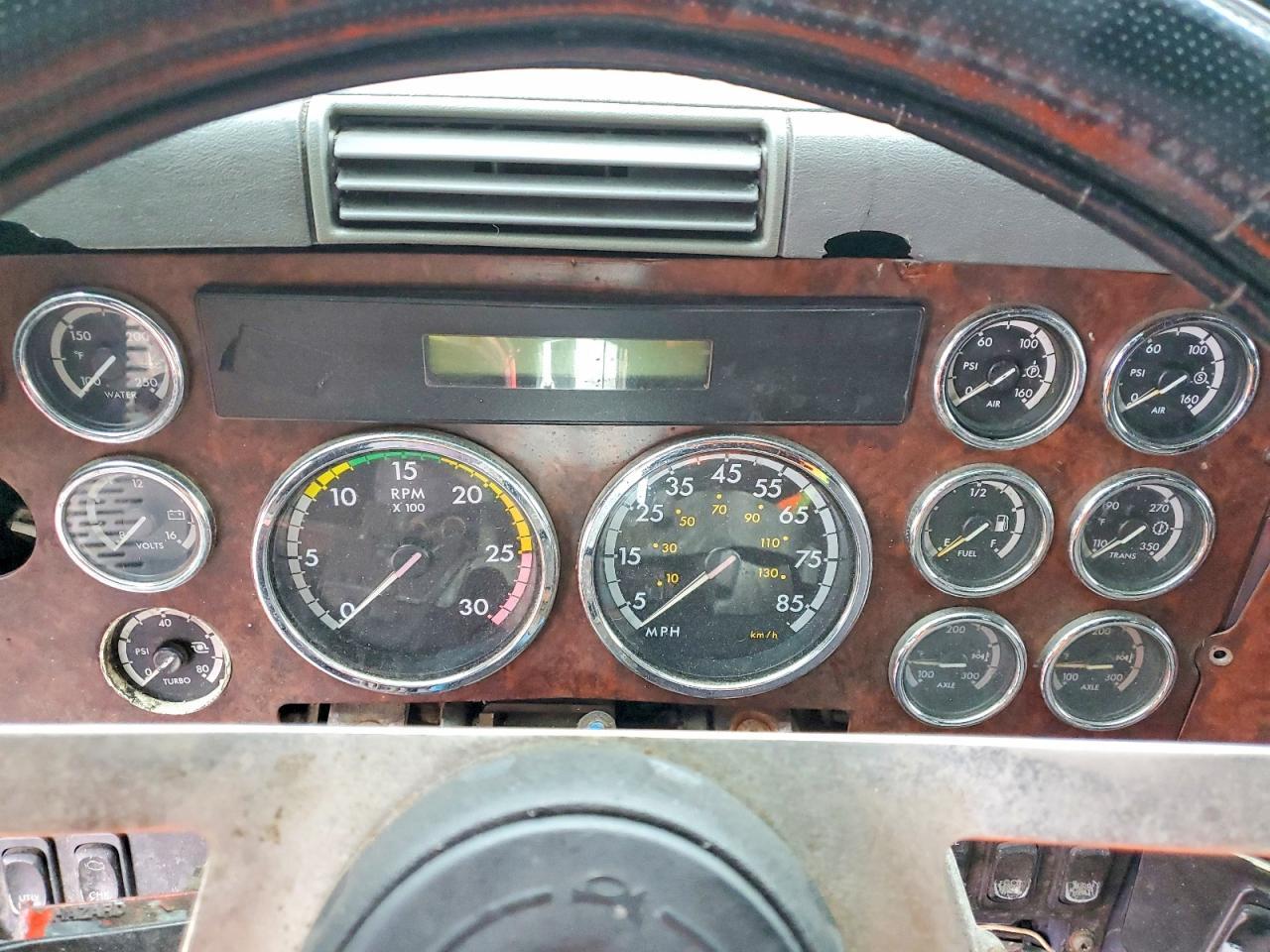 2006 Freightliner Convention Semi Truck