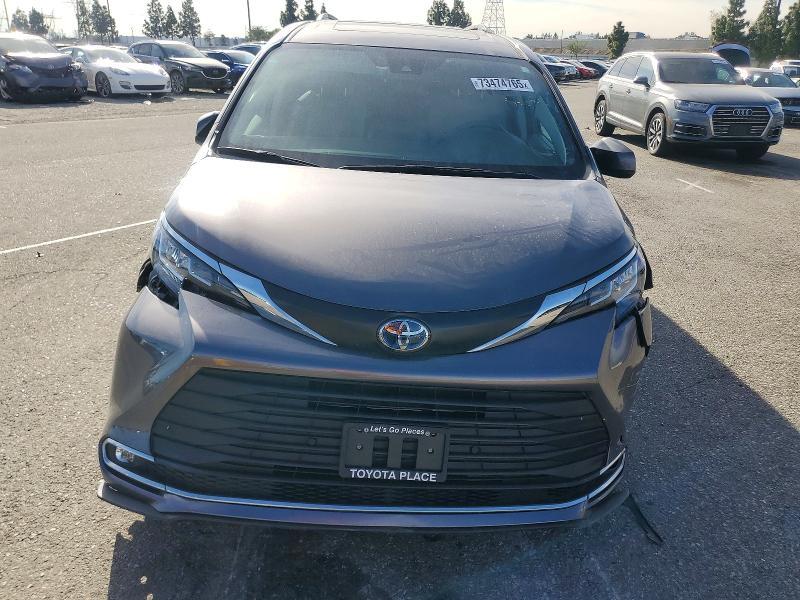 2023 Toyota Sienna xle 8-passenger