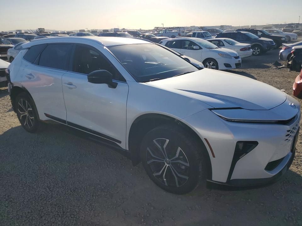 2025 Toyota Crown Signia xle