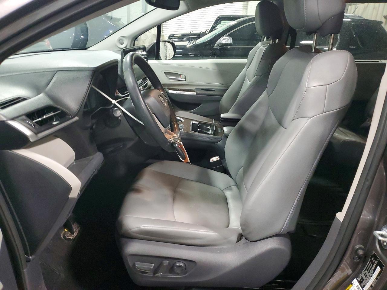 2021 Toyota Sienna xle