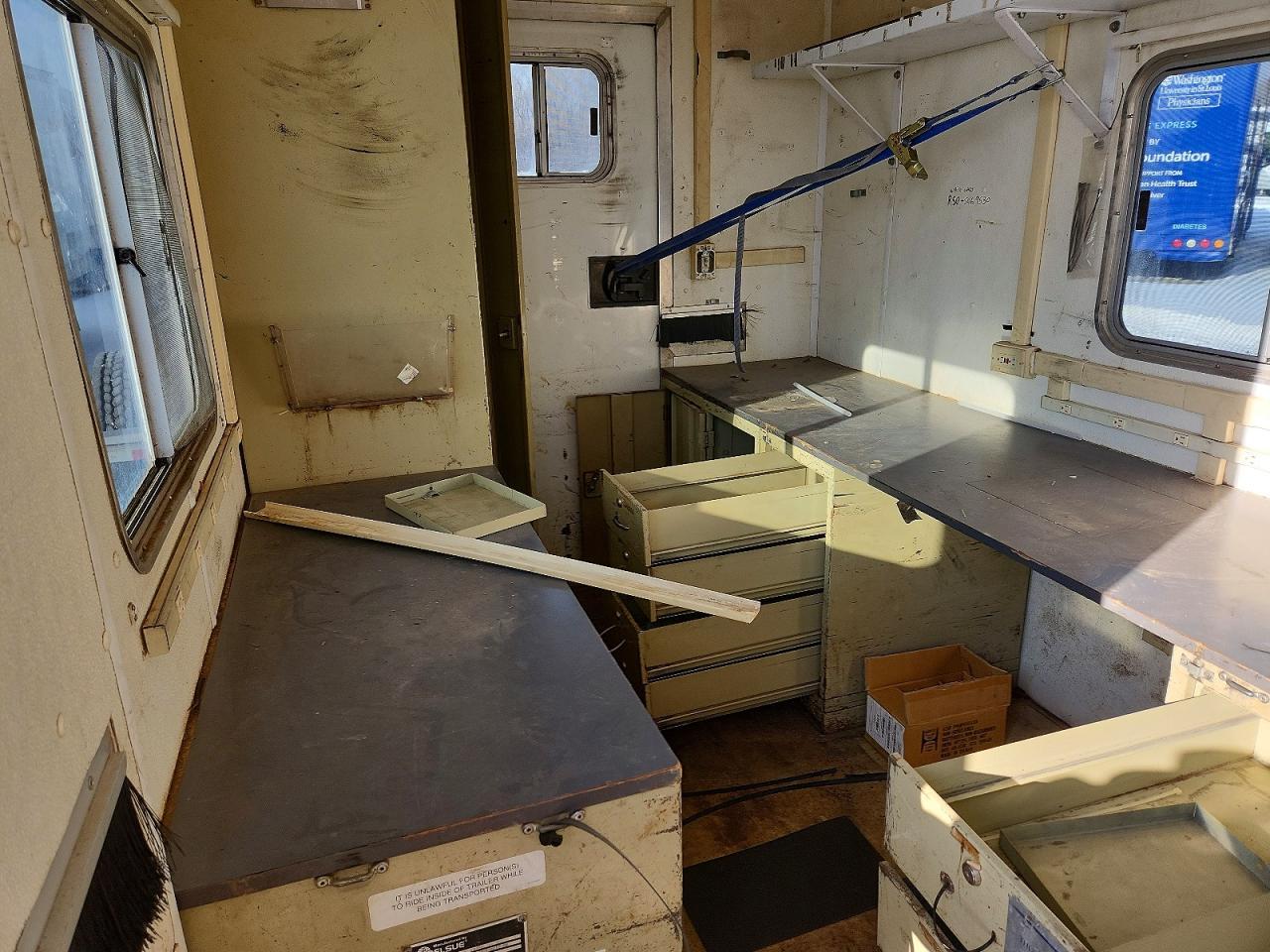 2000 Featherlite Mfg Inc 2000 Featherlite Fiber Optic Splicing Trailer