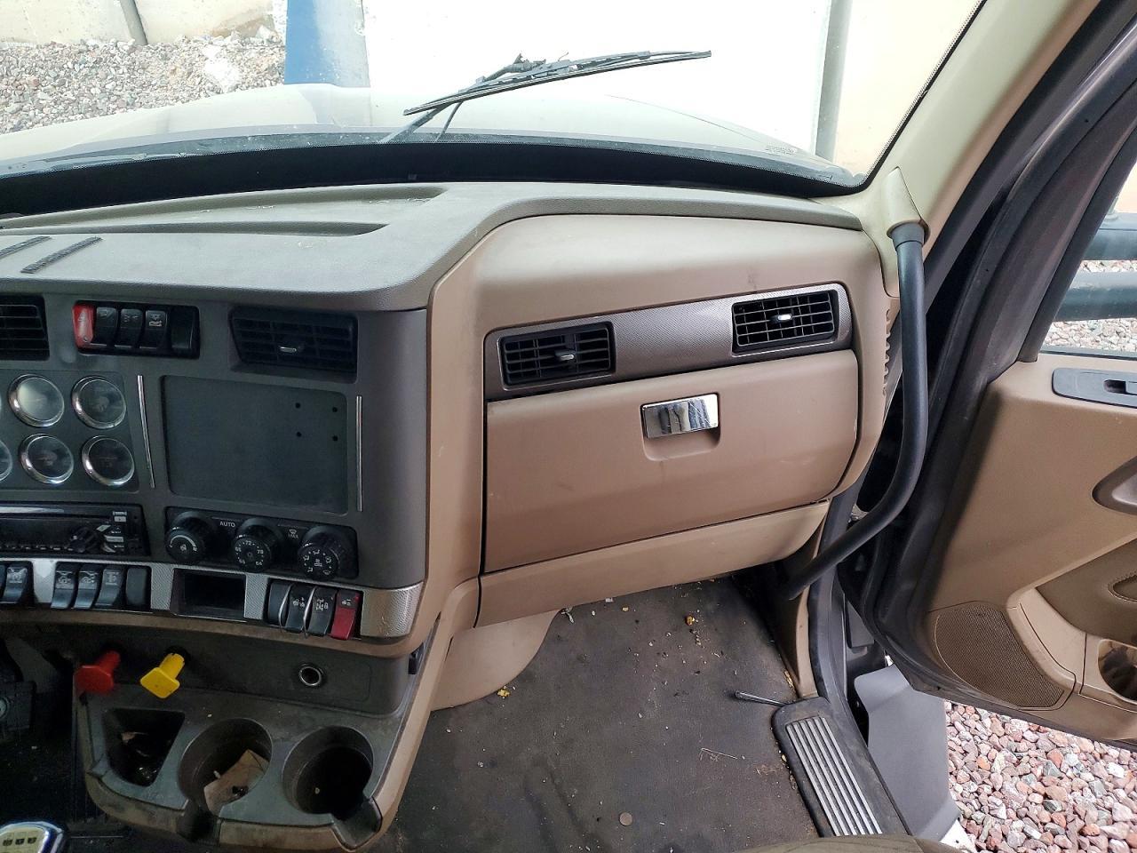 2015 Kenworth T680 Semi Truck