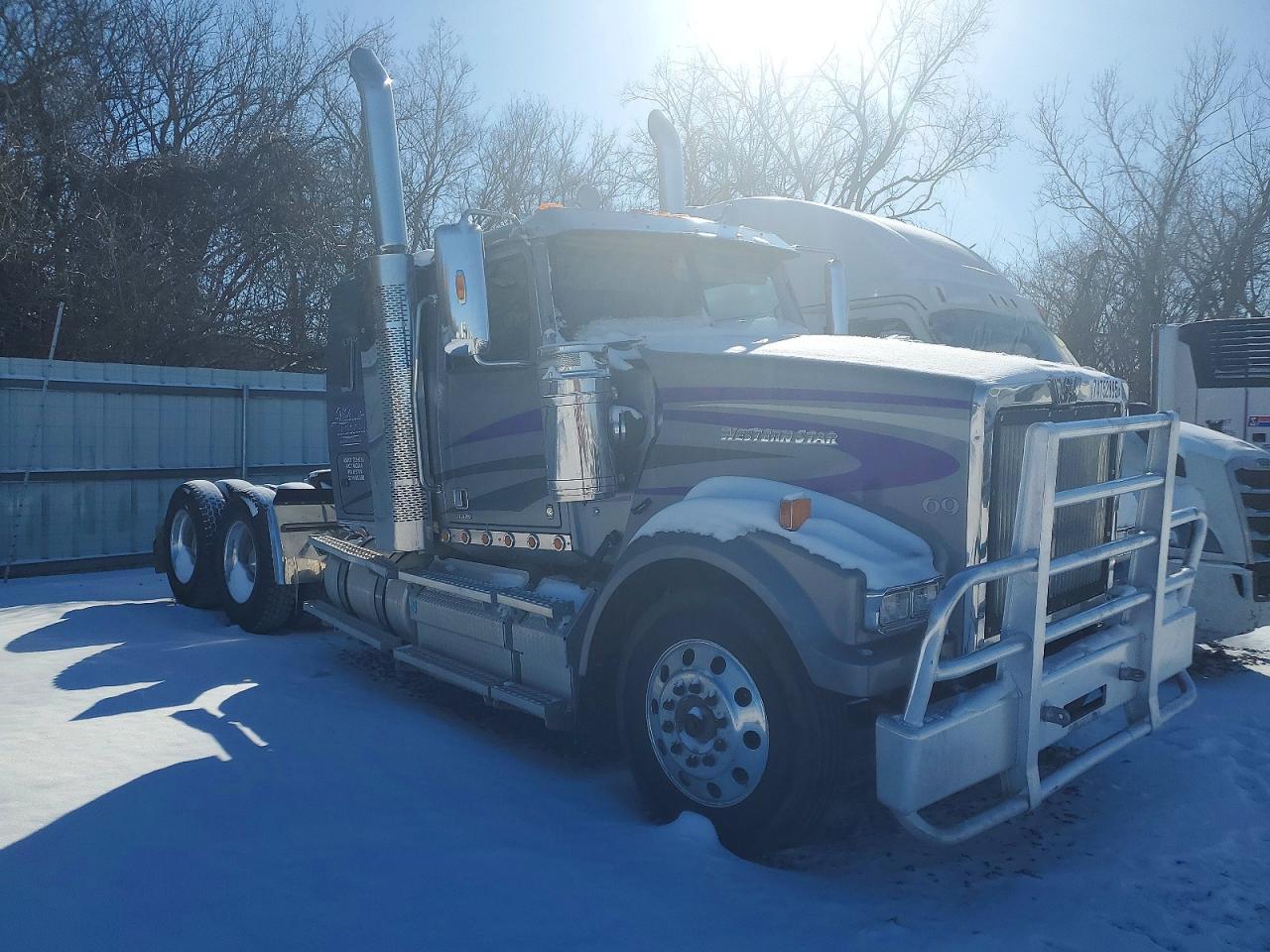2020 Western Star 2020 Western Star 4900 Semi Truck