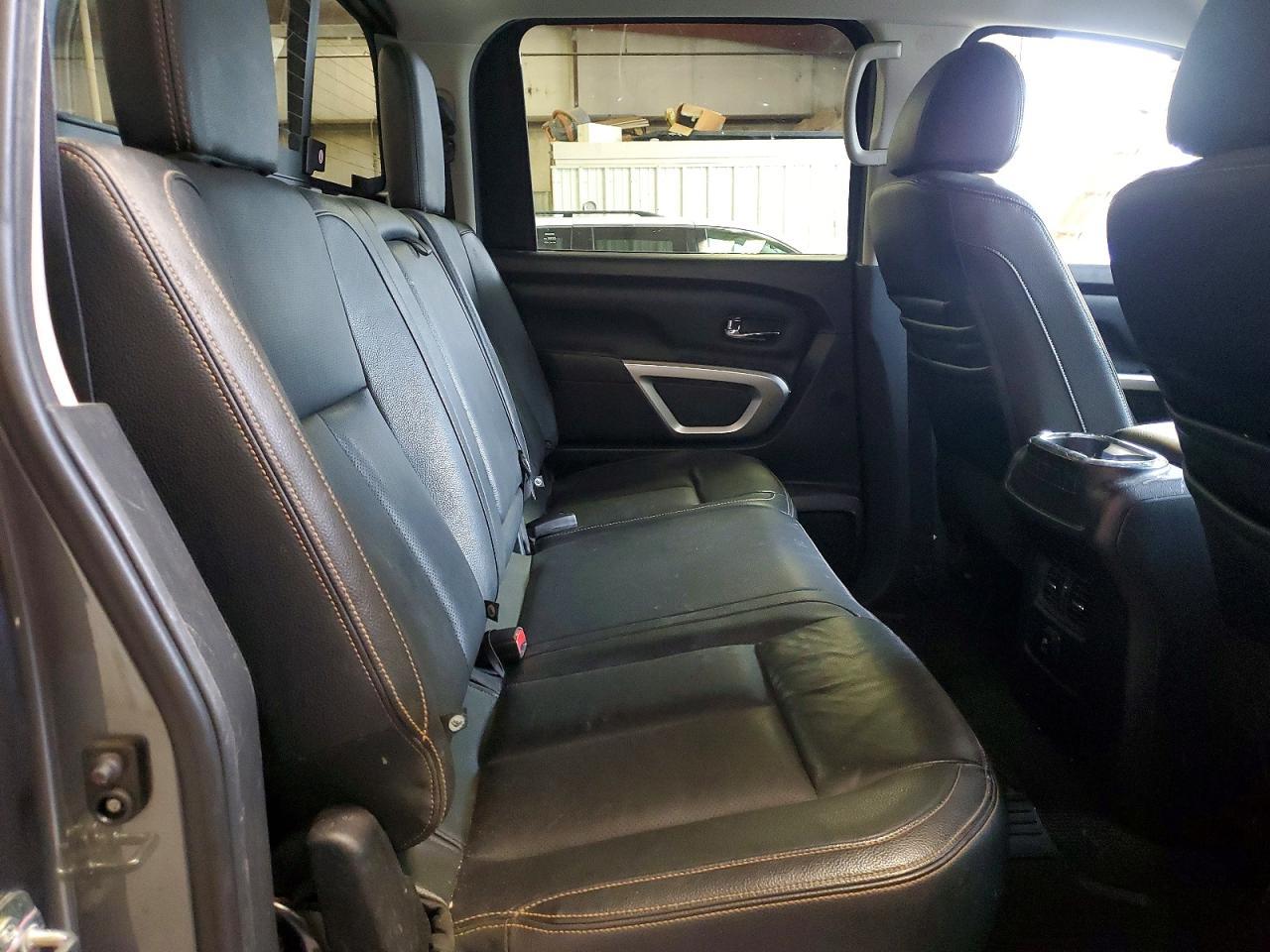 2017 Nissan Titan sv