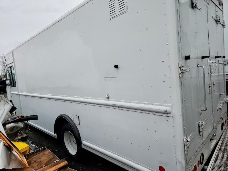 2006 Freightliner MT45 Chassis Delivery Truck
