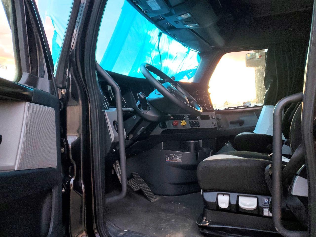 2021 Freightliner Cascadia 126 Semi Truck