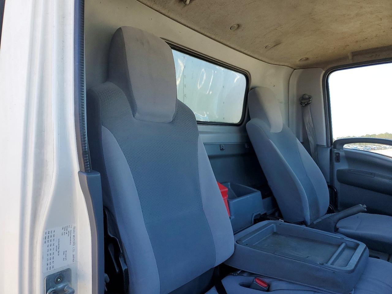 2019 Isuzu NPR BOX Truck