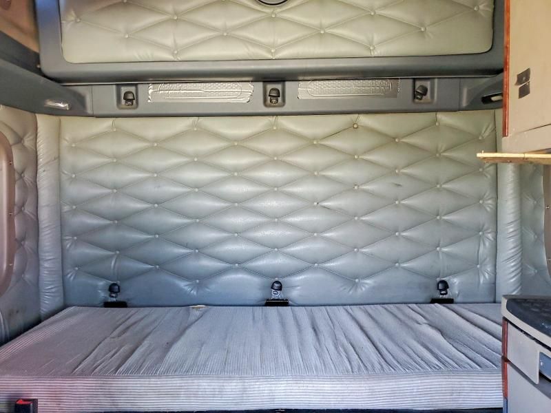 2017 Freightliner Cascadia 1 Semi Truck