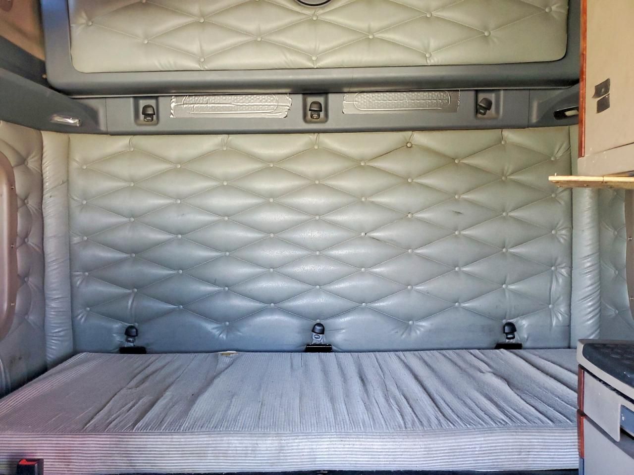 2017 Freightliner Cascadia 1 Semi Truck