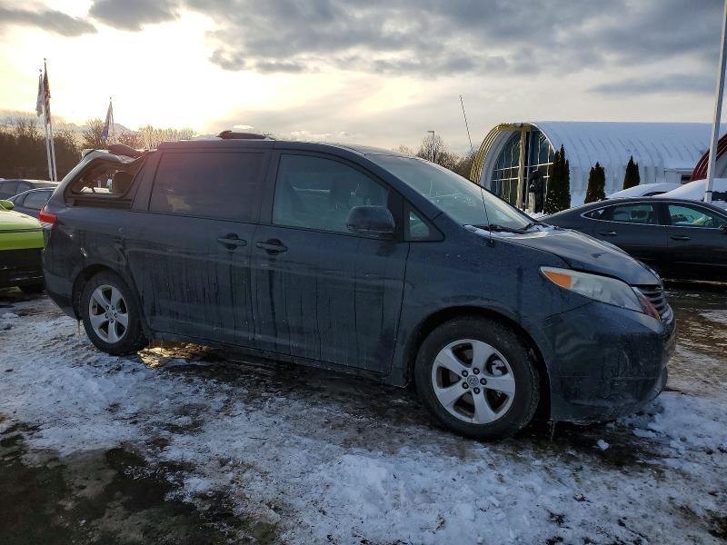 2012 Toyota Sienna le 8 Passenger