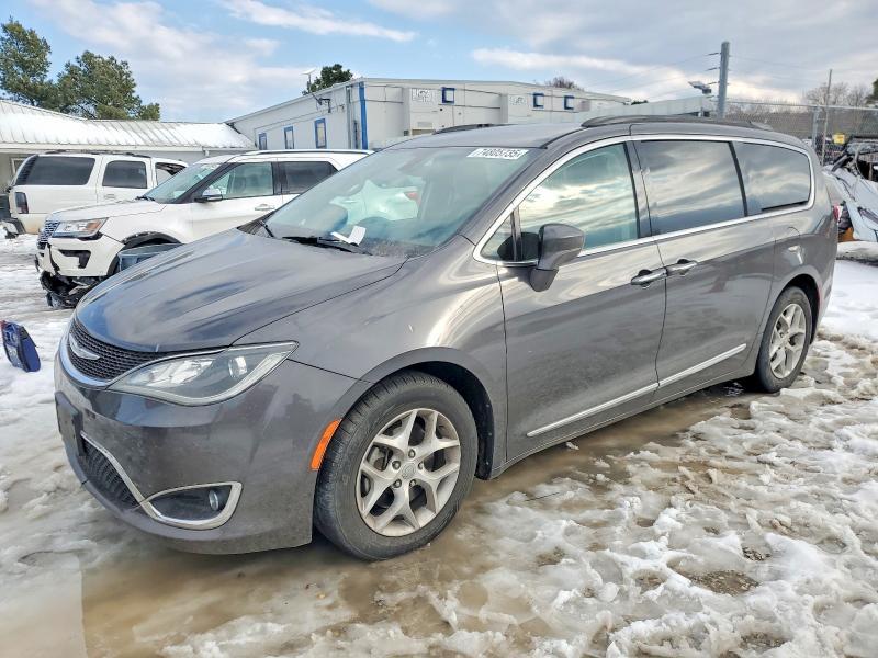 2017 Chrysler Pacifica Touring l