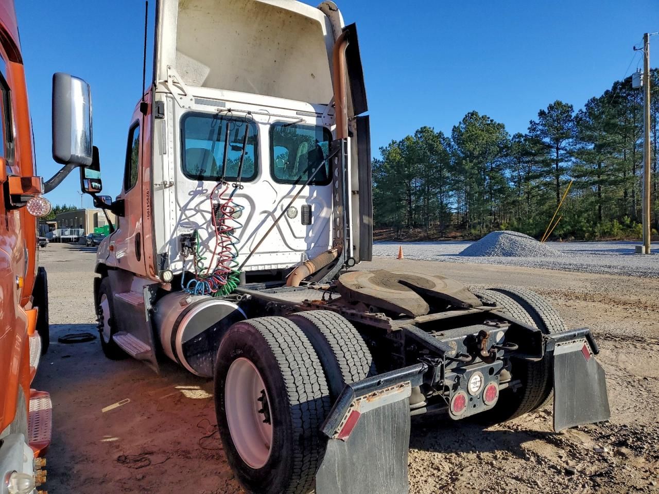 2015 Freightliner Cascadia Semi Truck