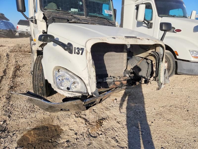 2011 Freightliner Cascadia Semi Truck