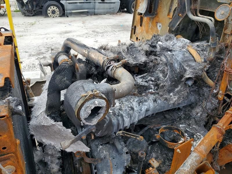 2015 Mack CXU613 Semi Truck