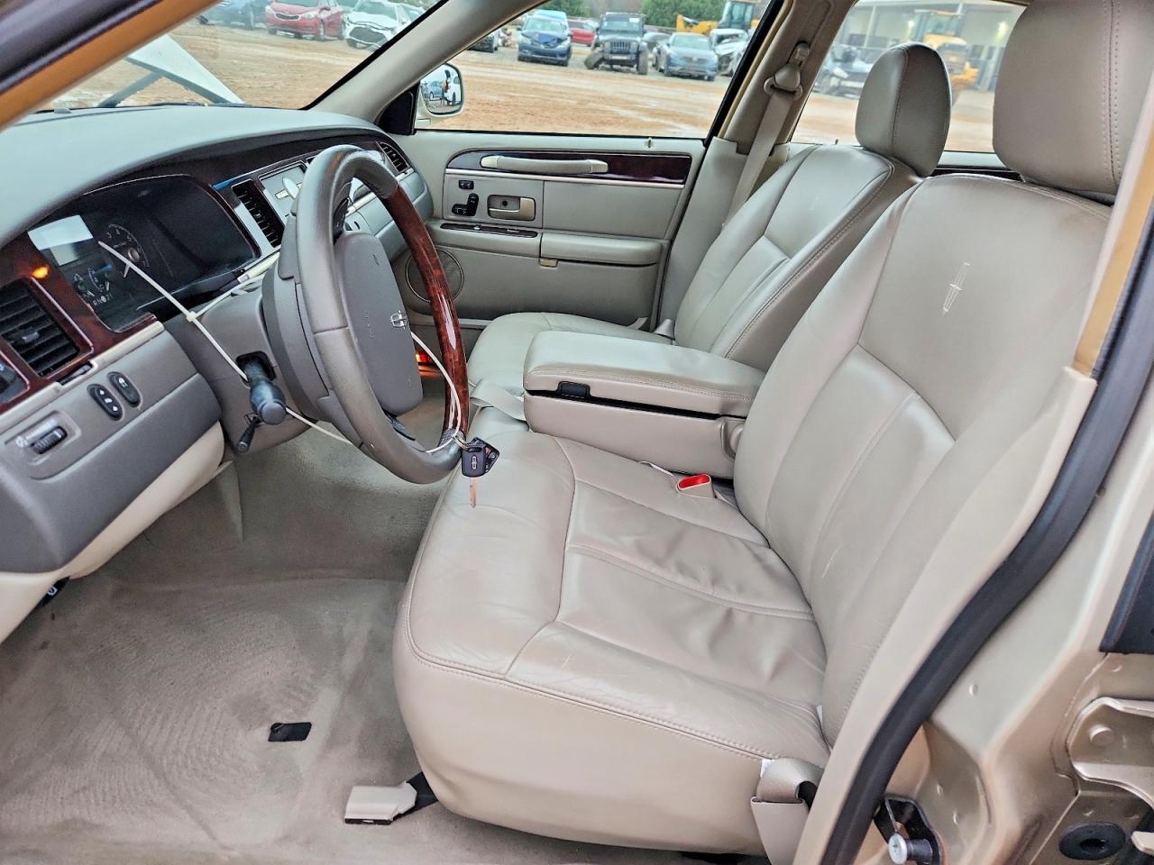 2006 Lincoln Town car Signature Limited