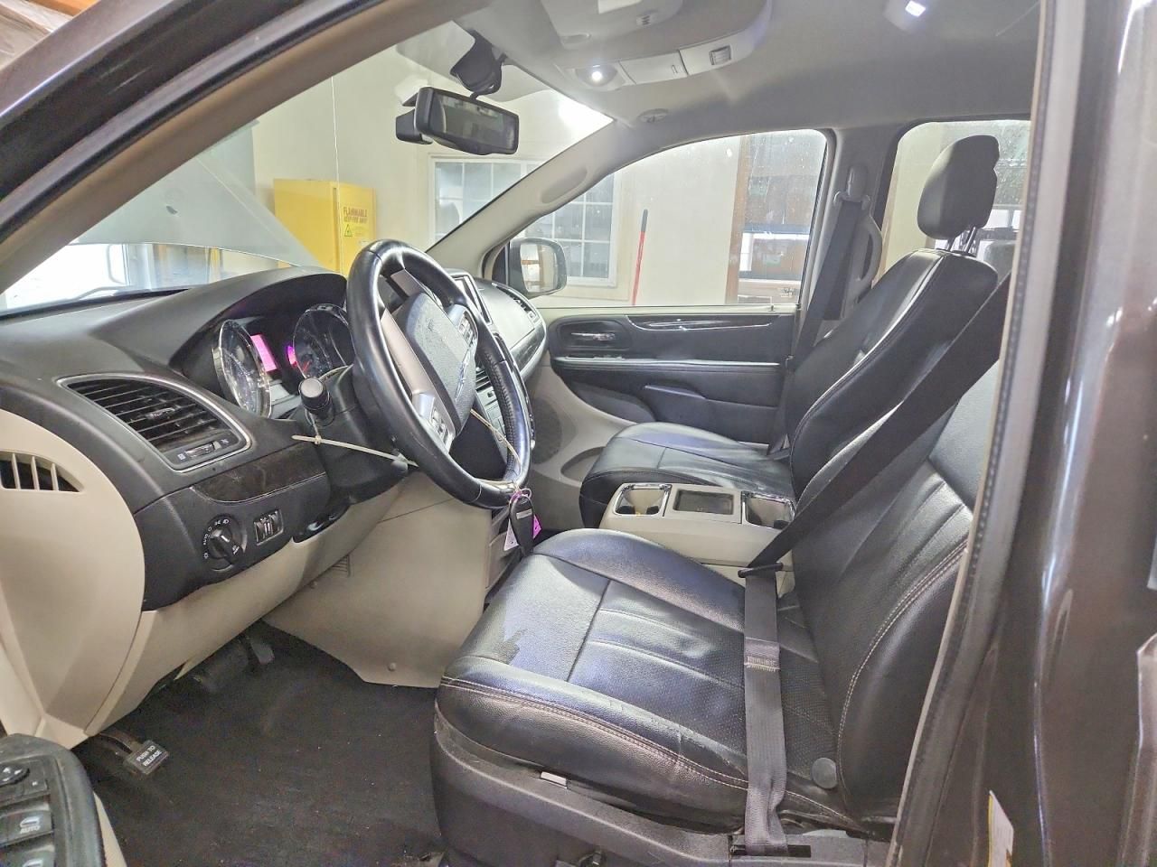 2016 Chrysler Town & Country Touring l