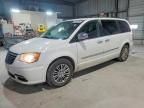 2013 Chrysler Town & Country Touring l