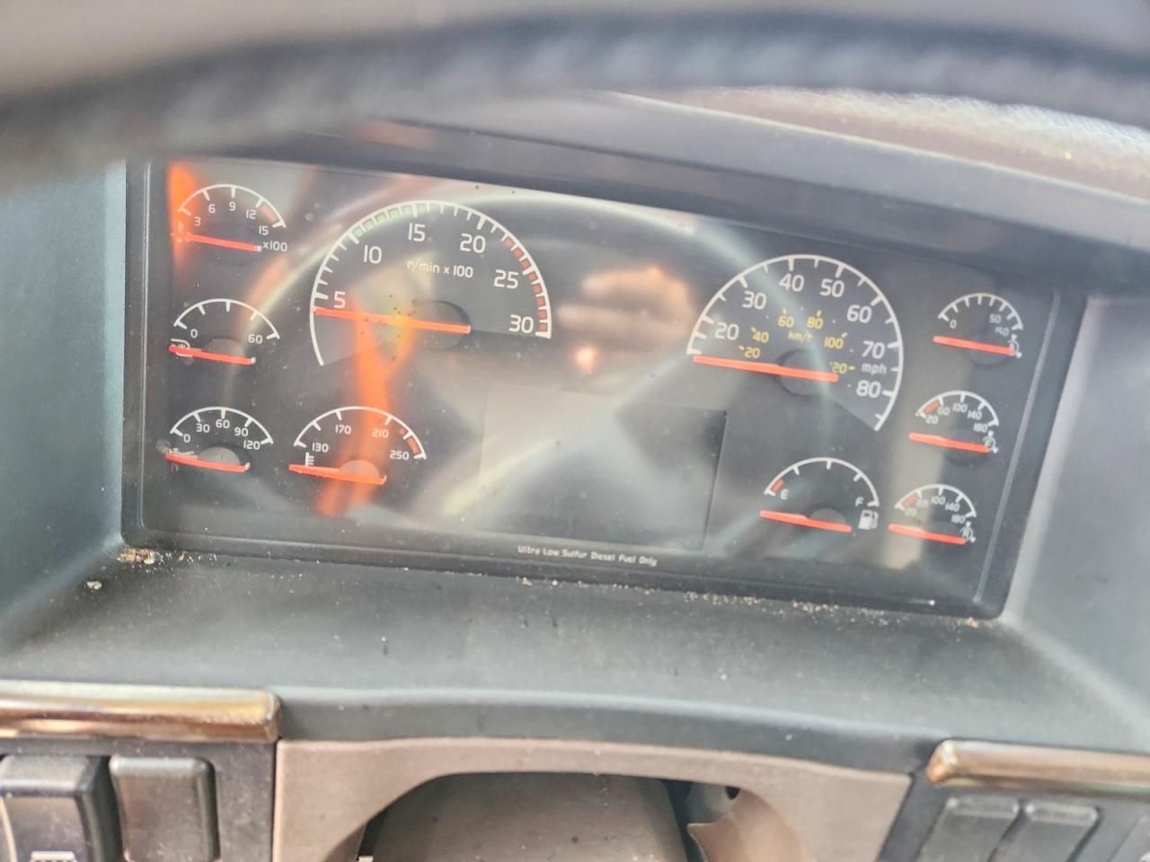 2013 Volvo VNL Semi Truck