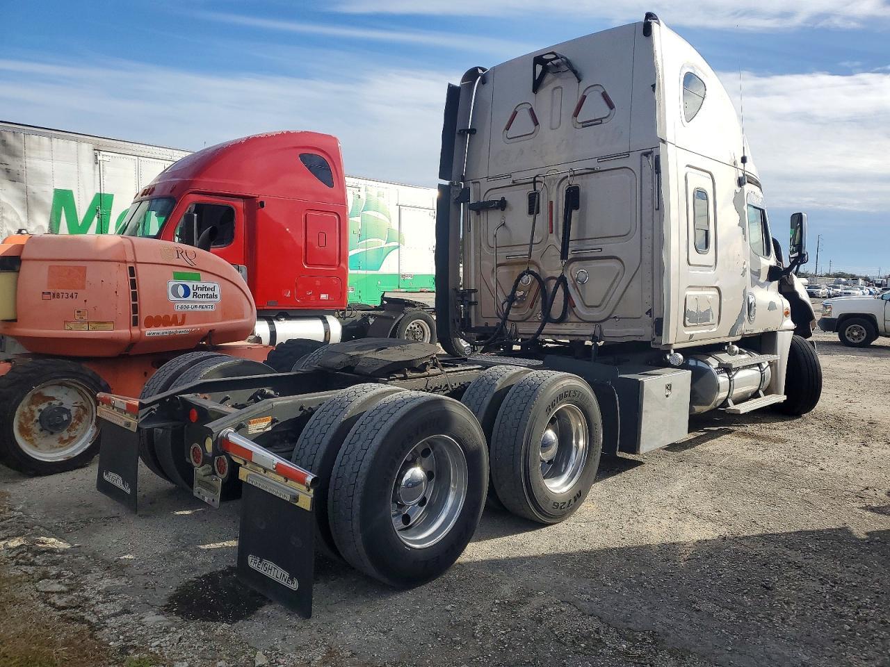 2009 Freightliner Cascadia Semi Truck
