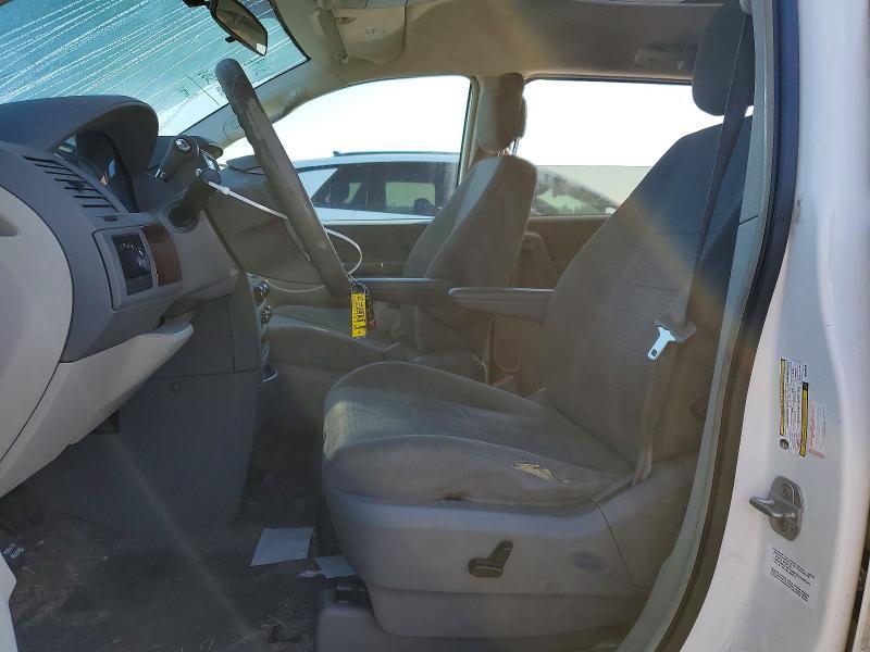 2010 Chrysler Town & Country lx