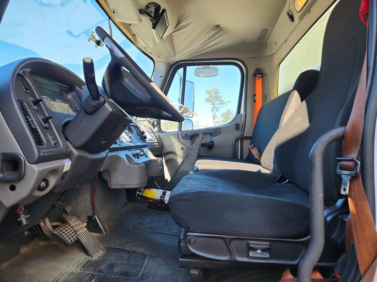 2016 Freightliner Business Class M2 BOX Truck