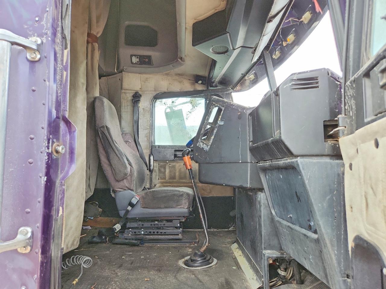 1997 Freightliner USF-1E Semi Truck