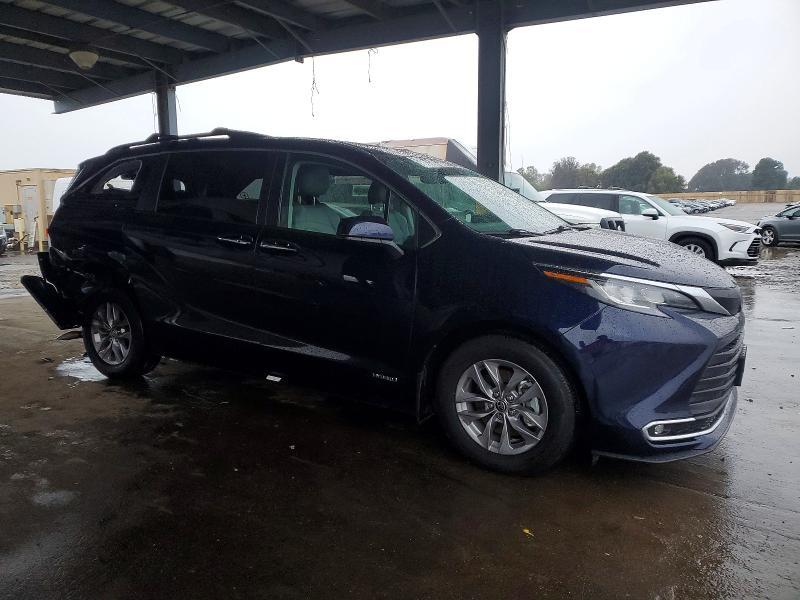 2021 Toyota Sienna xle