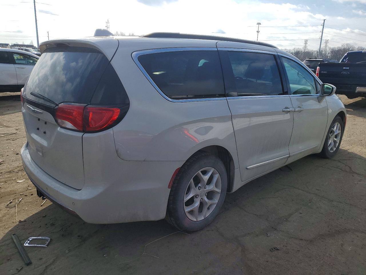 2017 Chrysler Pacifica Touring l