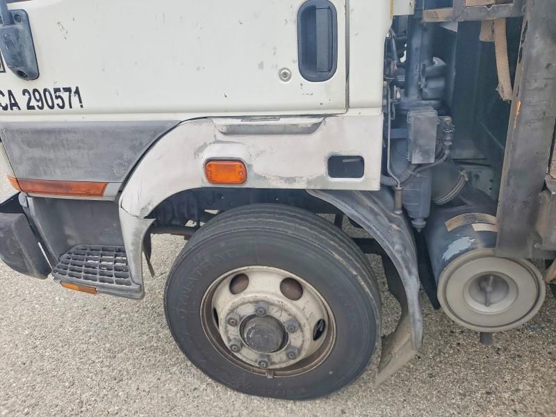 2000 Mitsubishi Fuso Truck OF America INC FH 211