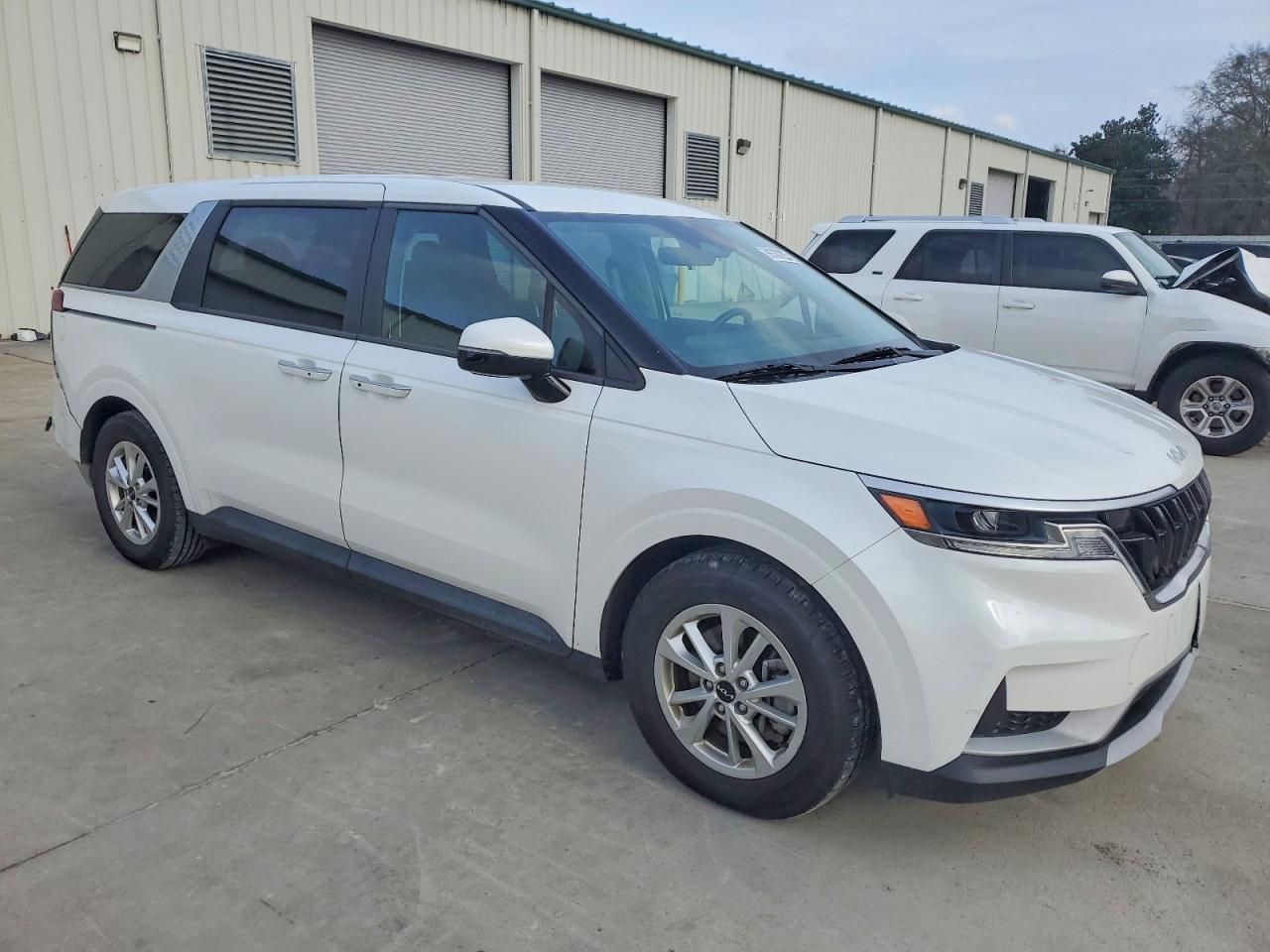 2023 KIA Carnival lx