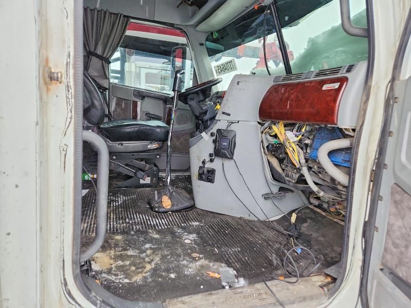 2016 Freightliner Coronado Semi Truck