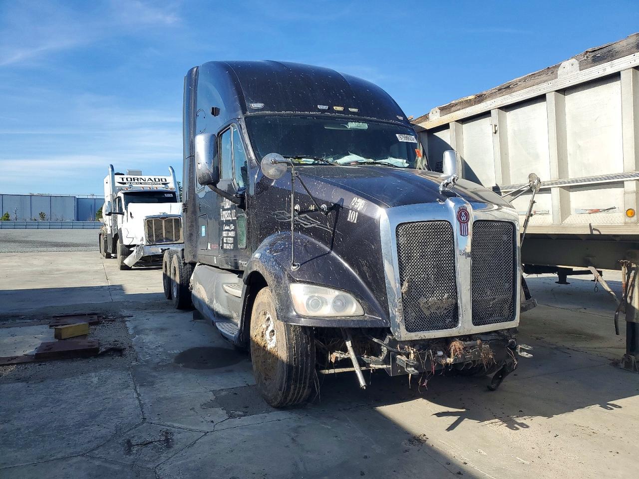 2012 Kenworth T700 Semi Truck