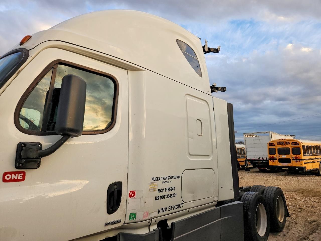 2014 Freightliner Cascadia Semi Truck