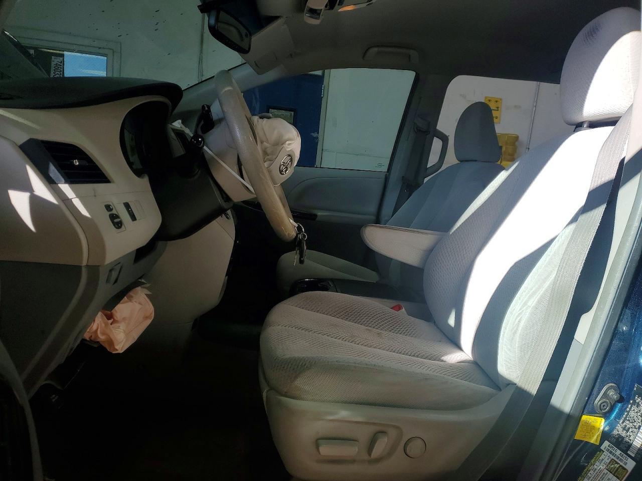 2012 Toyota Sienna le