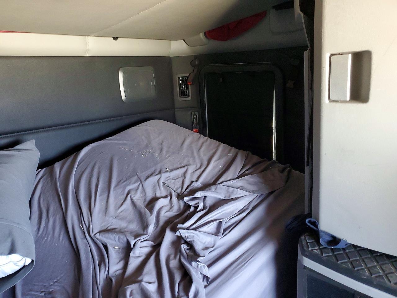 2025 Kenworth T680 Semi Truck